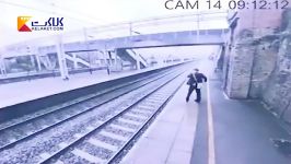 لحظه نجات مرد عصبانی قصد خودکشی در مترو را داشت