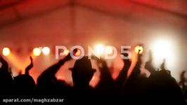 دانلود فوتیج ویدیویی جمعیت در حال دست زدن در کنسرت