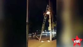 برقکار بالای تیر چراغ برق خیابان برق کاری می کرد برق او را گرفت سقوط کرد