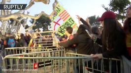 Pro independence protesters break police cordon on way to Catalan parliament