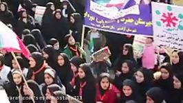 اجرای سرود انقلابی توسط دانش آموزان دختر در راهپیمایی