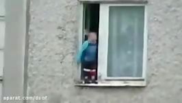 لحظه خطرناک خروج کودک پنجره آپارتمان چند طبقه