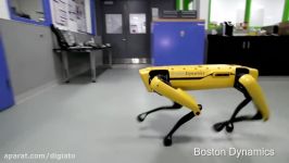 باز کردن نگه داشتن در توسط ربات بوستون داینامیکس