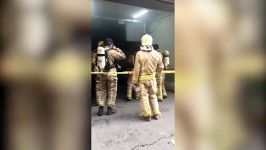 آماده شدن آتش نشانان برای رفتن به ساختمان آتش گرفته وزارت نیرو