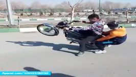 حرکات نمایشی تک چرخ زدن موتورسیکلت هوندا
