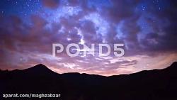 دانلود فوتیج ویدیویی تایم لپس دامنه کوه در شب
