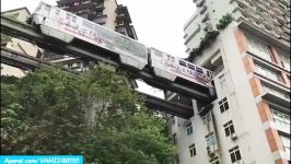 قطاری در چین درون ساختمان مسکونی عبور میکند