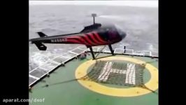 فرود اضطراری بالگرد در دریای طوفانی در پد بالگرد کشتی