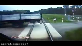 برخورد شدید قطار کامیوناز دوربین بیرون داخل قطار