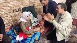 بوسه دکتر احمدی نژاد بر دستان مادر بزرگوار شهید عروجعلی