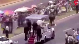 اسب پلیس مقابل ماشین پاپ رَم کرد سفر پاپ به شیلی